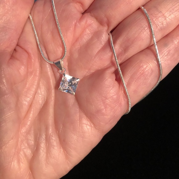 NWT Beautiful Diamond Shaped Diamond simulant. - Picture 10 of 15